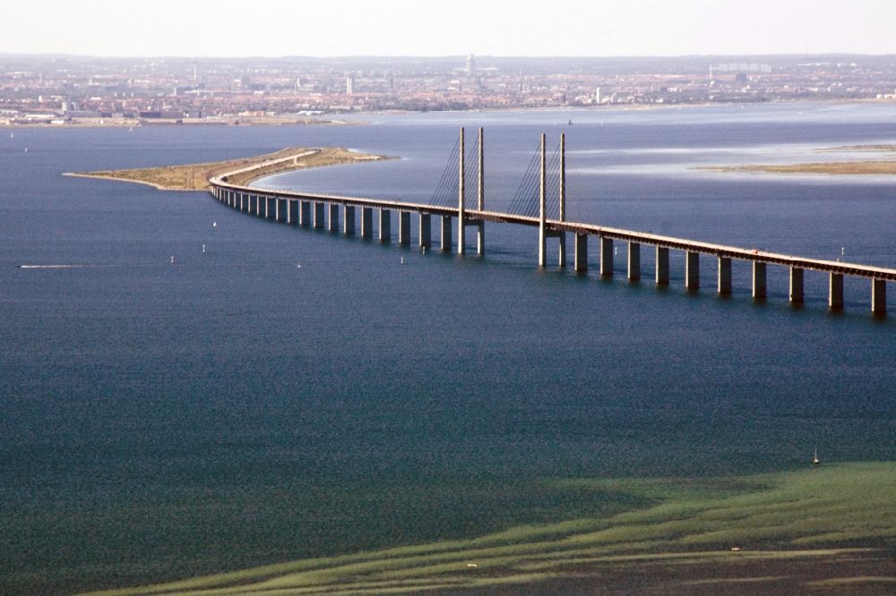 Malmö aus der Vogelperspektive: Bauwerk der Öresundbrücke zwischen Malmö und Saltholm in der Provinz Schonen in Schweden