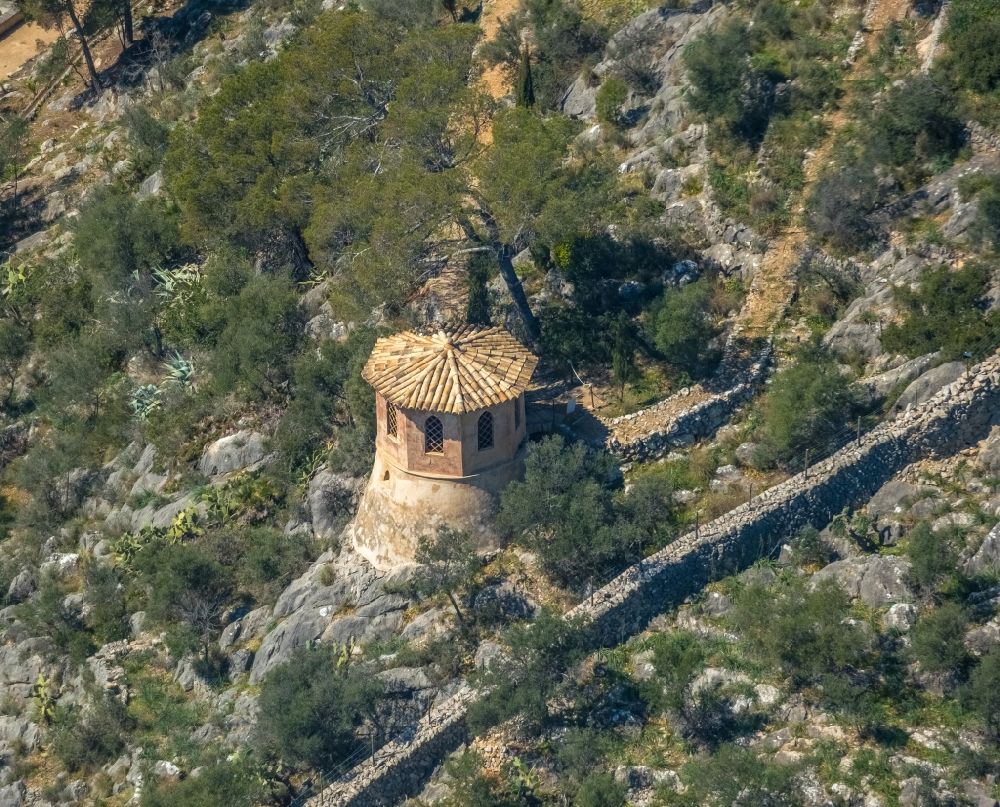 Luftaufnahme Sa Font Seca - Bauwerk des steinernen Aussichtstürmchens bei Sa Font Seca in Balearische Insel Mallorca, Spanien