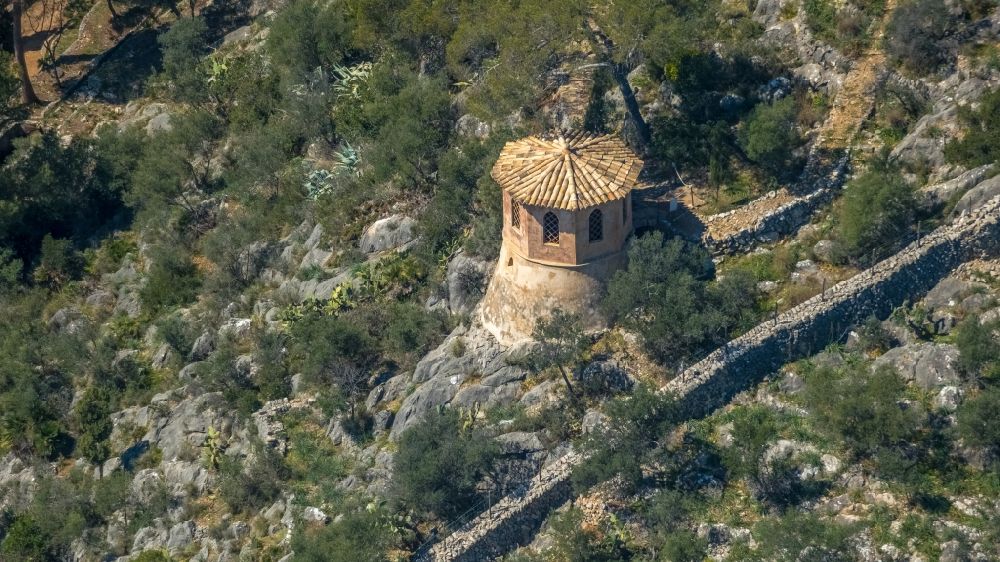 Sa Font Seca von oben - Bauwerk des steinernen Aussichtstürmchens bei Sa Font Seca in Balearische Insel Mallorca, Spanien