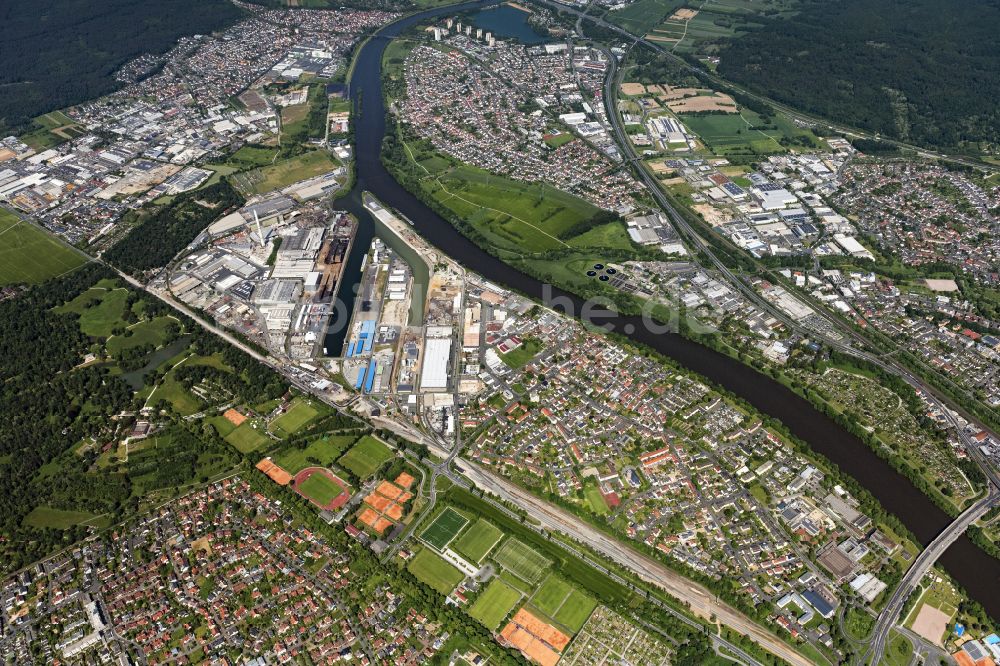 Aschaffenburg aus der Vogelperspektive: Bayernhafen mit Firmen am Ufer des Flußverlaufes des Main in Aschaffenburg