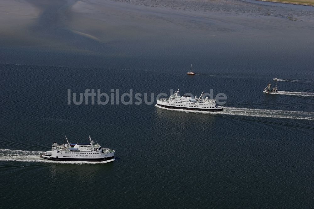 Luftaufnahme Havneby - Begegnung von zwei Fährschiffen im Wattenmeer bei Havneby in Dänemark