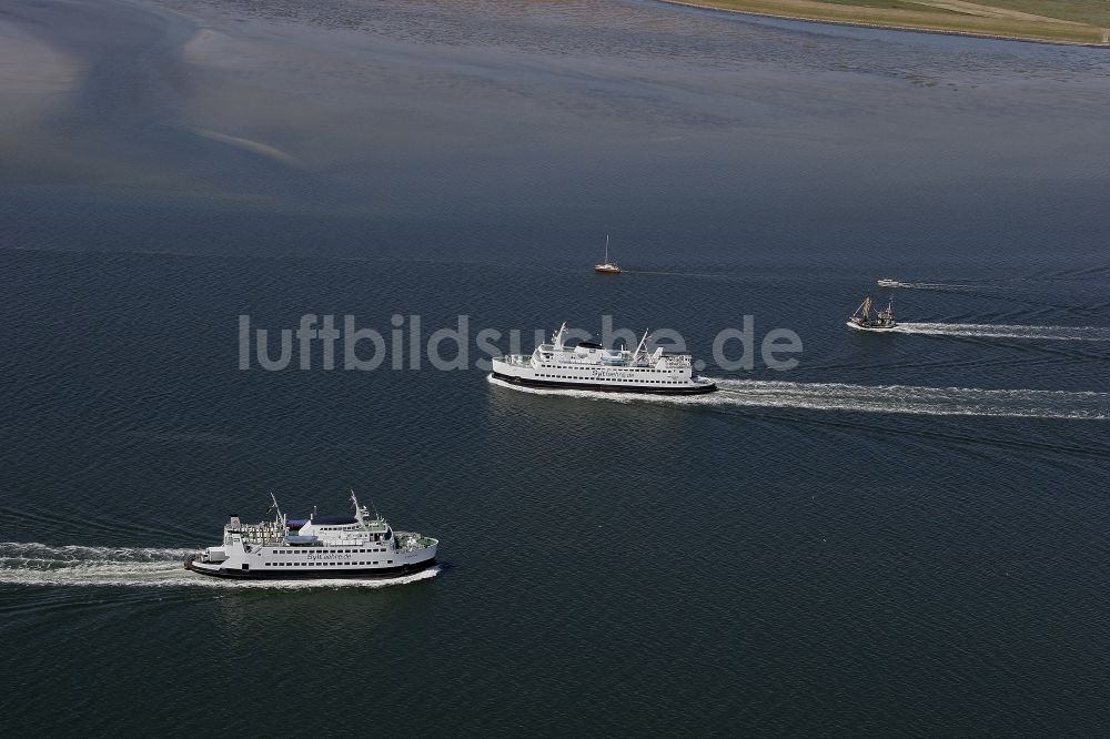 Havneby von oben - Begegnung von zwei Fährschiffen im Wattenmeer bei Havneby in Dänemark