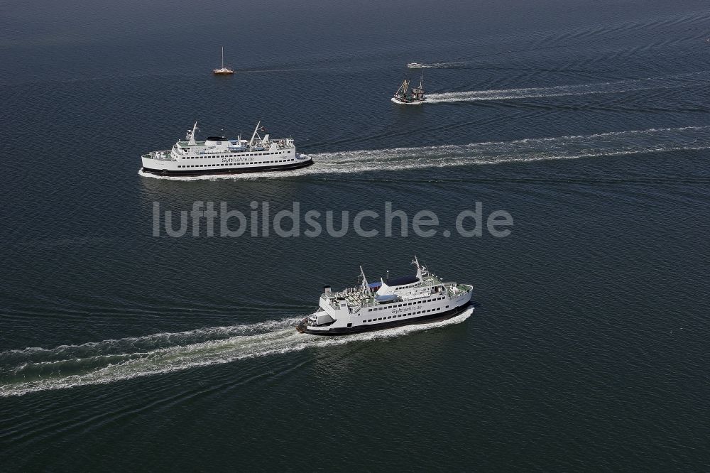 Havneby aus der Vogelperspektive: Begegnung von zwei Fährschiffen im Wattenmeer bei Havneby in Dänemark