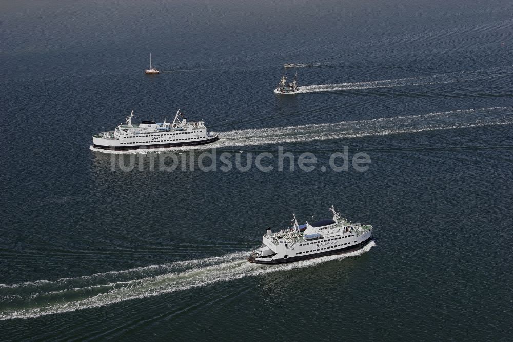 Luftbild Havneby - Begegnung von zwei Fährschiffen im Wattenmeer bei Havneby in Dänemark