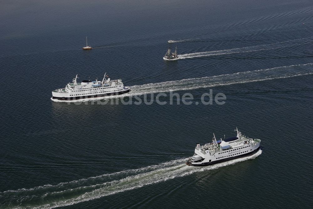 Luftaufnahme Havneby - Begegnung von zwei Fährschiffen im Wattenmeer bei Havneby in Dänemark