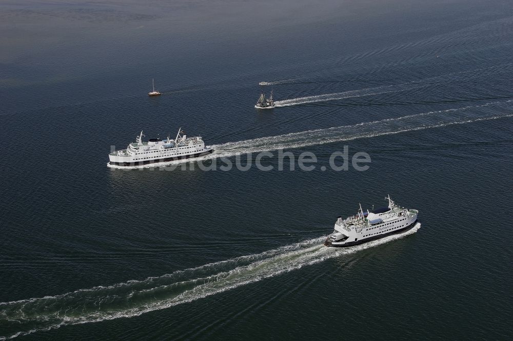 Havneby von oben - Begegnung von zwei Fährschiffen im Wattenmeer bei Havneby in Dänemark