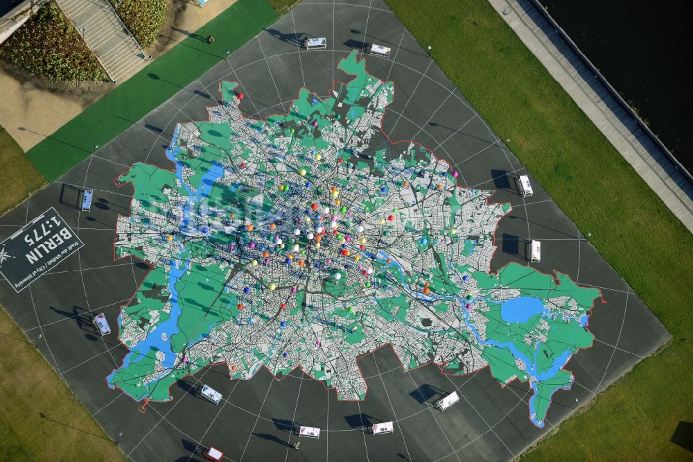 Luftbild Berlin Begehbarer Stadtplan Auf Der Wiese Am Schlossplatz In Berlin Mitte