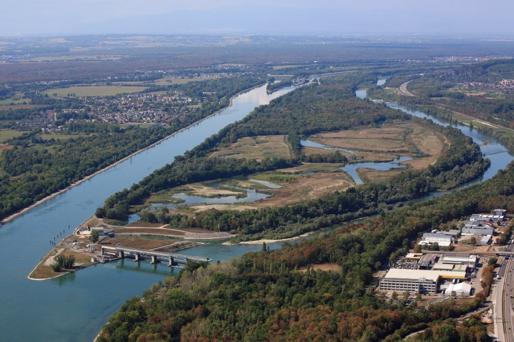 Luftaufnahme Weil am Rhein - Begin des Rheinseitenkanals am Stauwehr Märkt in Village-Neuf in Frankreich