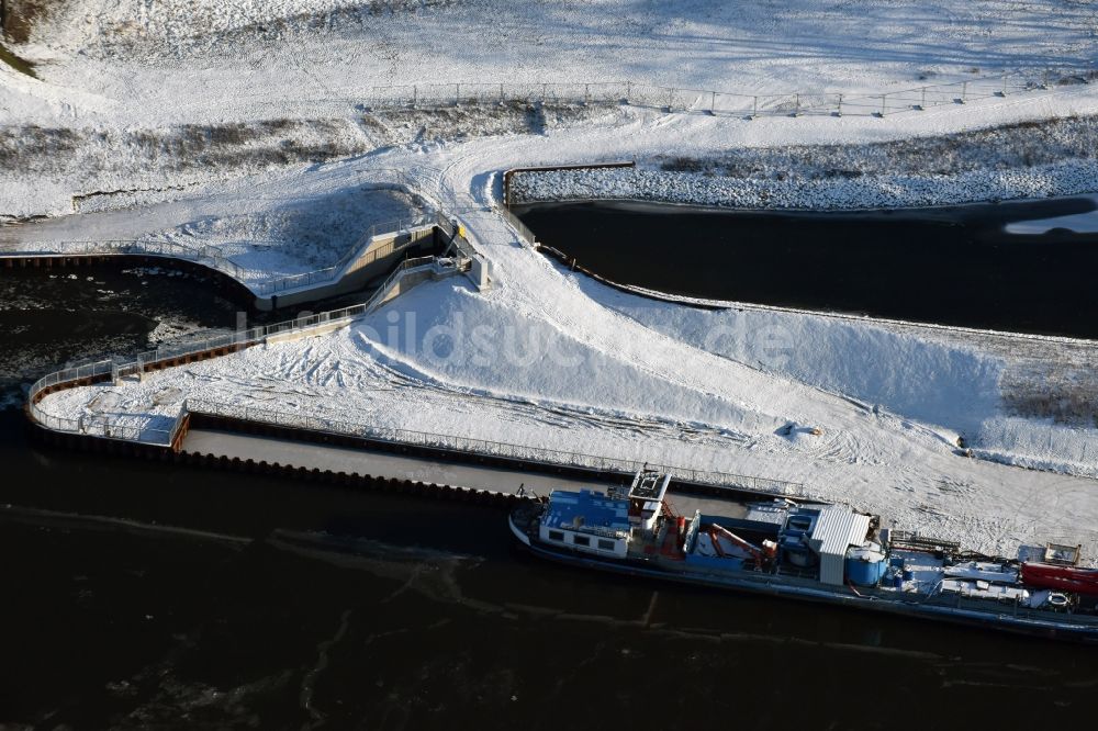 Luftaufnahme Elbe-Parey - Bei winterliche Schnee- und Eis- Witterung abgestellte Spezialschiffe am Ufer des Elbe-Havel-Kanales in Güsen im Bundesland Sachsen-Anhalt