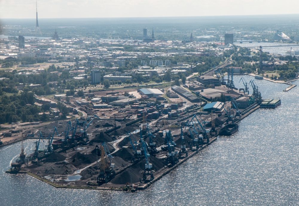 Riga aus der Vogelperspektive: Belade- Verladestation für Kohle und Schüttgüter im Hafenbereich in Riga in , Lettland