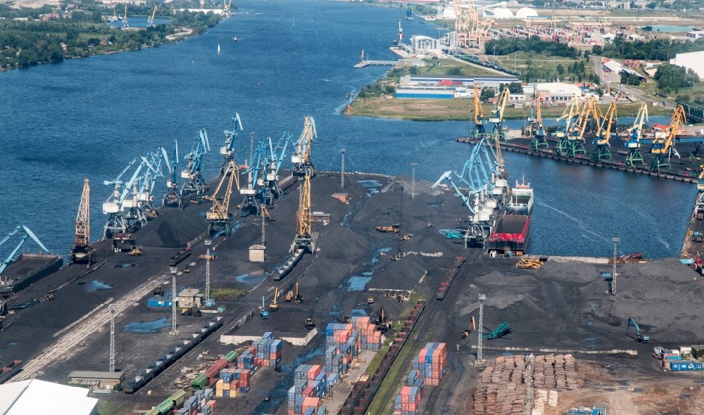 Luftaufnahme Riga - Belade- Verladestation für Kohle und Schüttgüter im Hafenbereich in Riga in , Lettland