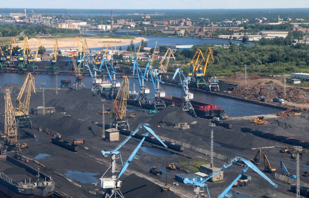 Riga von oben - Belade- Verladestation für Kohle und Schüttgüter im Hafenbereich in Riga in , Lettland