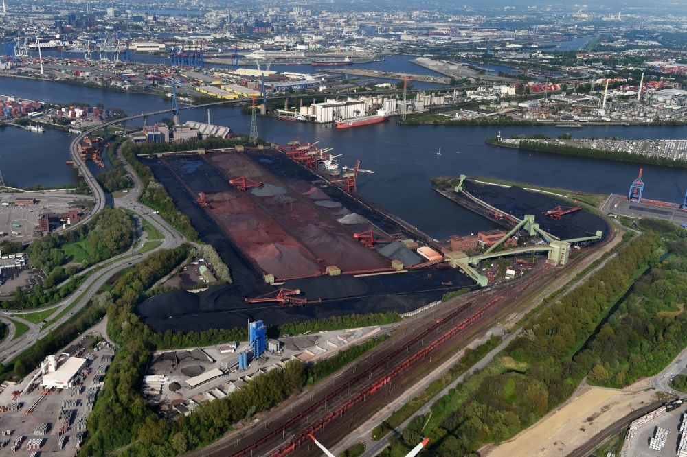 Luftbild Hamburg - Belade- Verladestation für Sande und Schüttgüter im Hafenbereich Hansaport in Hamburg und Müllverwertungseinrichtung MVR Müllverwertung Rugenberger Damm GmbH & Co. KG