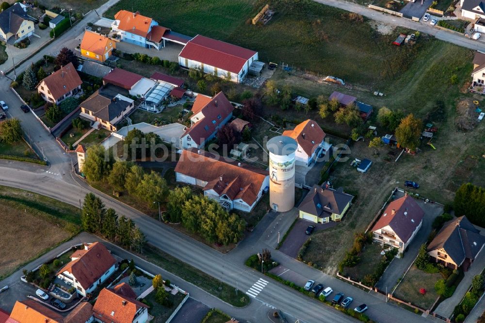 Schoenenbourg aus der Vogelperspektive: Bemalter Wasserturm in Schoenenbourg in Grand Est, Frankreich