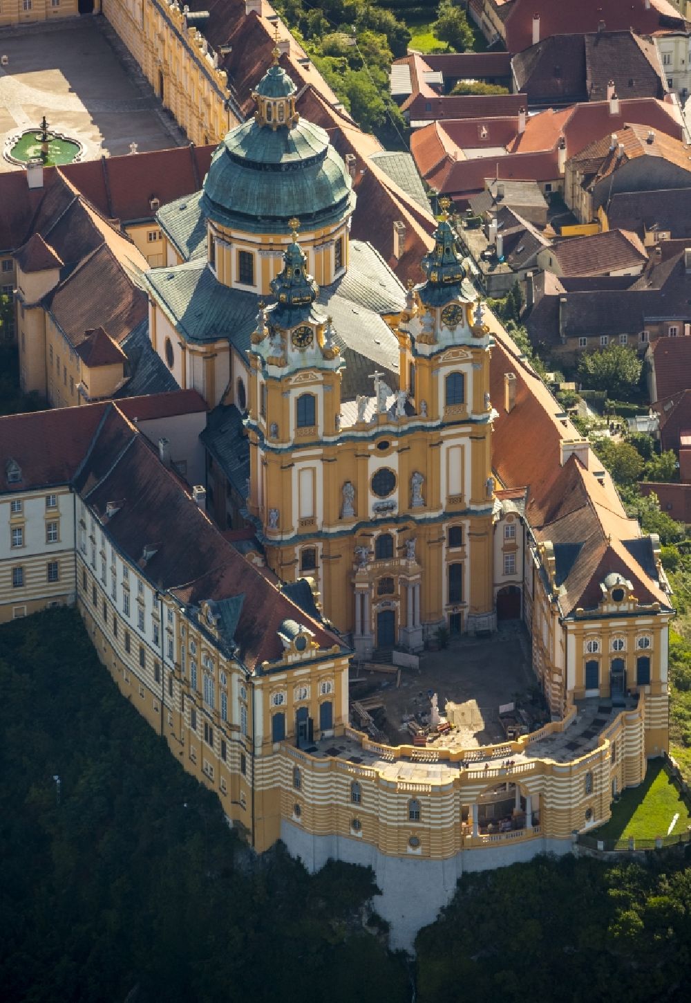 Luftaufnahme Melk - Benediktinerkloster Stift Melk in Niederösterreich bei Melk am Ufer der Donau in Österreich