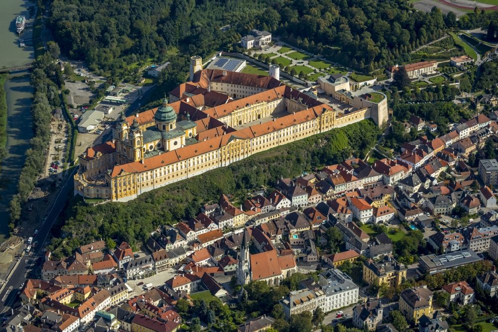 Melk aus der Vogelperspektive: Benediktinerkloster Stift Melk in Niederösterreich bei Melk am Ufer der Donau in Österreich