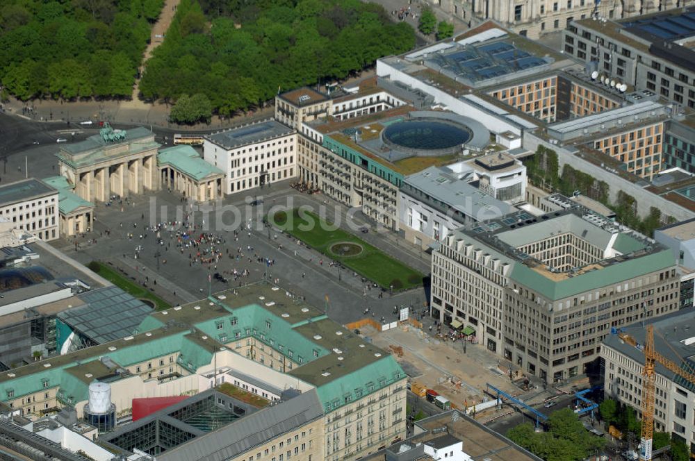 Luftaufnahme Berlin - Bereich des Pariser Platz am Brandenburger Tor in Berlin-Mitte