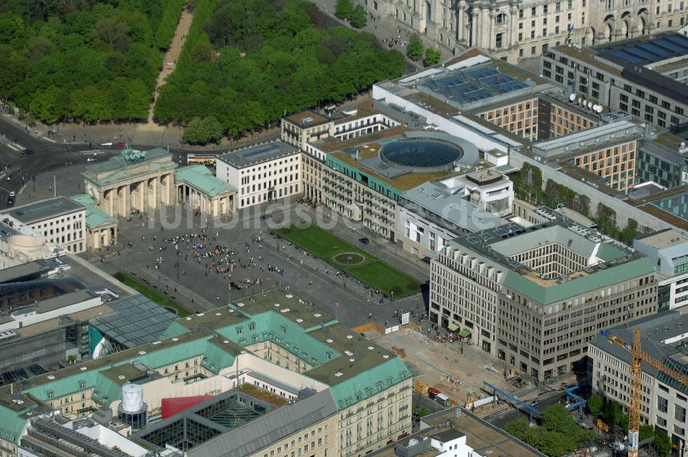 Berlin von oben - Bereich des Pariser Platz am Brandenburger Tor in Berlin-Mitte