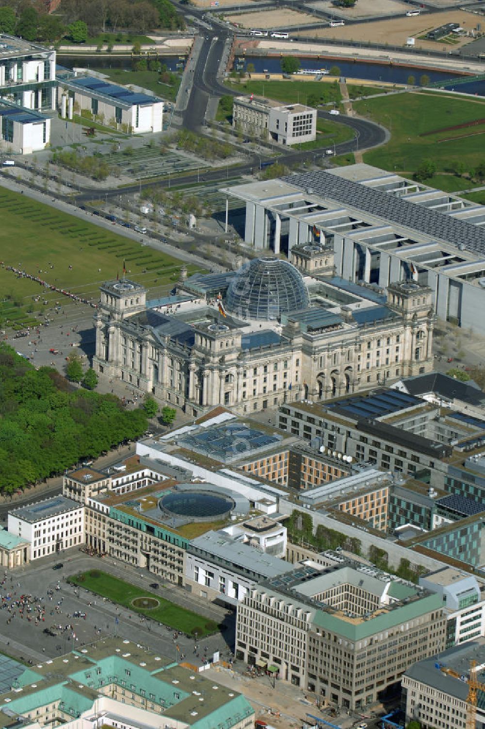 Berlin aus der Vogelperspektive: Bereich des Pariser Platz am Brandenburger Tor in Berlin-Mitte