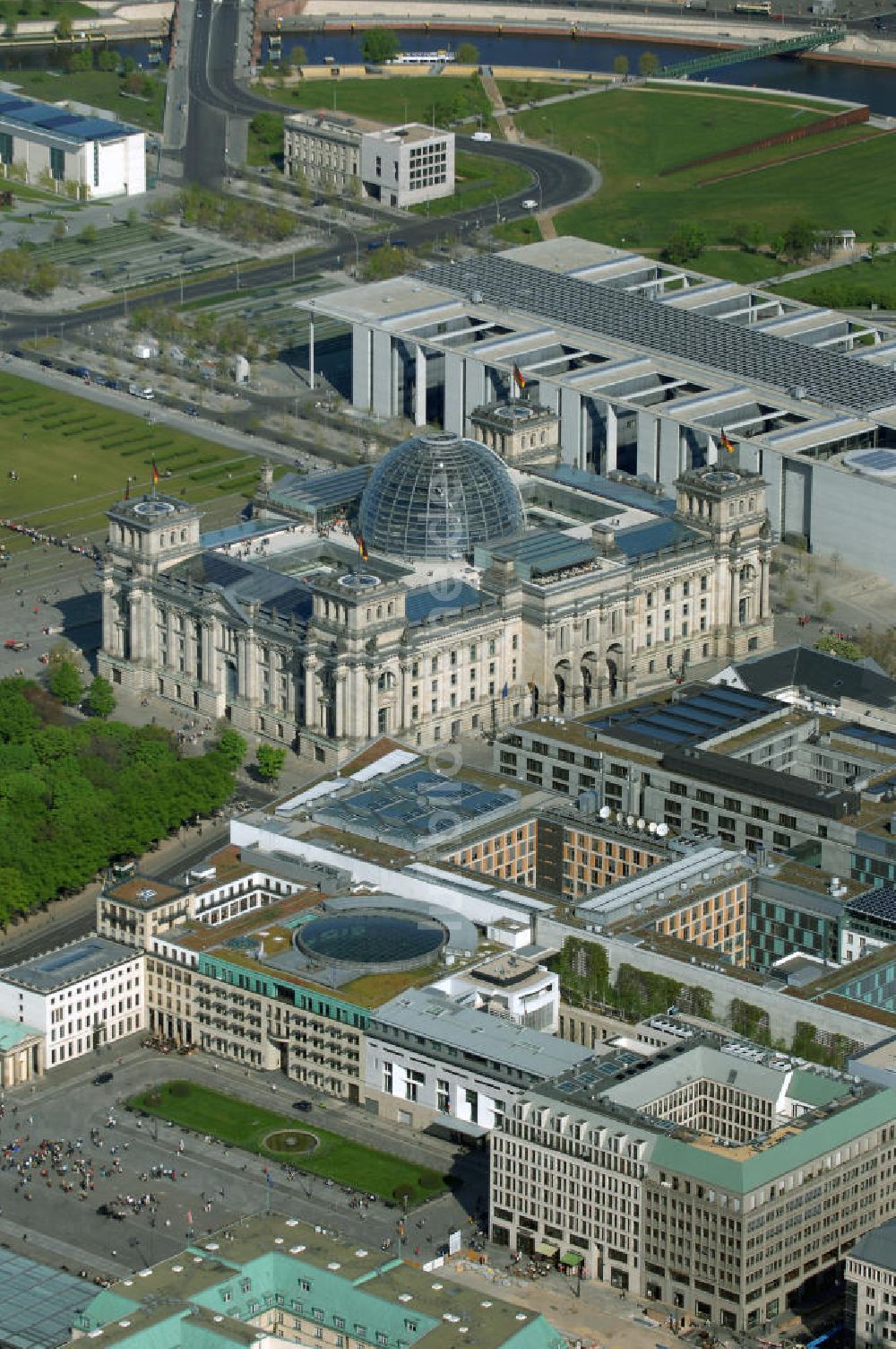 Luftaufnahme Berlin - Bereich des Pariser Platz am Brandenburger Tor in Berlin-Mitte
