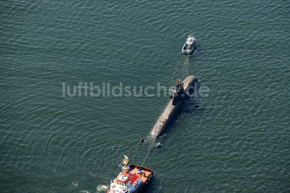 Kiel von oben - Überführungs- Fahrt eines U-Bootes der Marine in Kiel im Bundesland Schleswig-Holstein