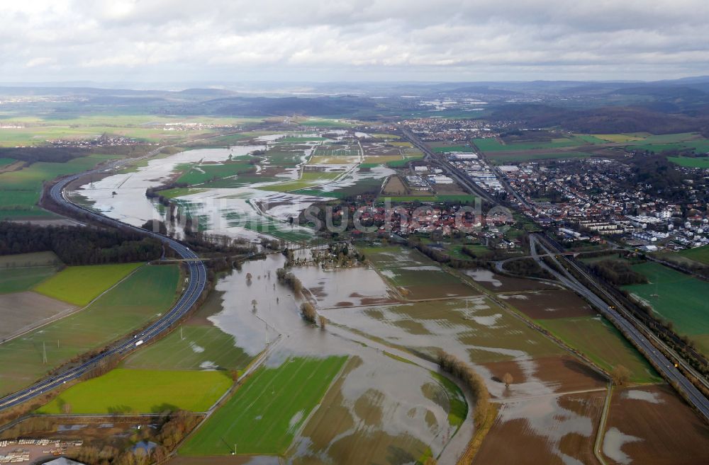 Bovenden von oben - Überflutete Flutungswiesen am Hochwasser- Pegel führenden Flußbett Leine in Bovenden im Bundesland Niedersachsen, Deutschland
