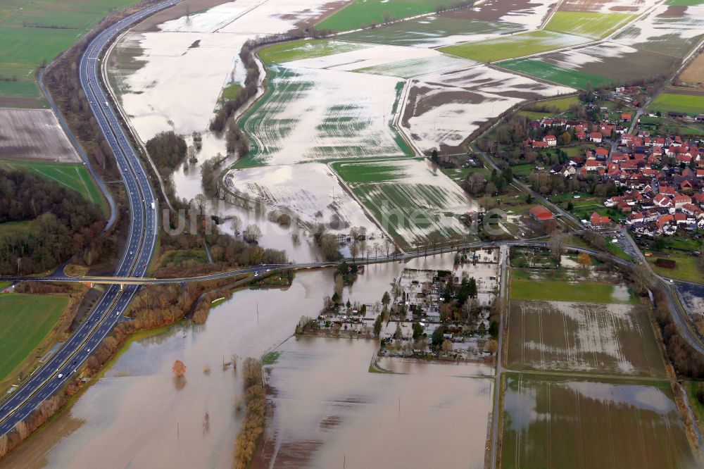 Bovenden aus der Vogelperspektive: Überflutete Flutungswiesen am Hochwasser- Pegel führenden Flußbett Leine in Bovenden im Bundesland Niedersachsen, Deutschland