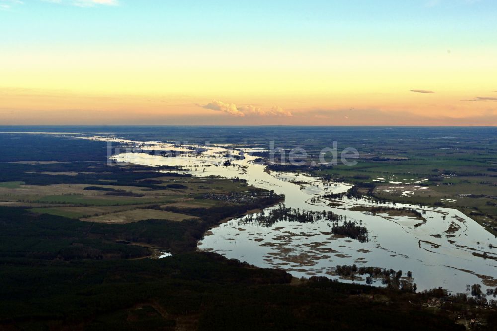 Luftaufnahme Czelin - Überflutete Flutungswiesen am Hochwasser- Pegel führenden Flußbett der Oder in Czelin in Woiwodschaft Westpommern, Polen