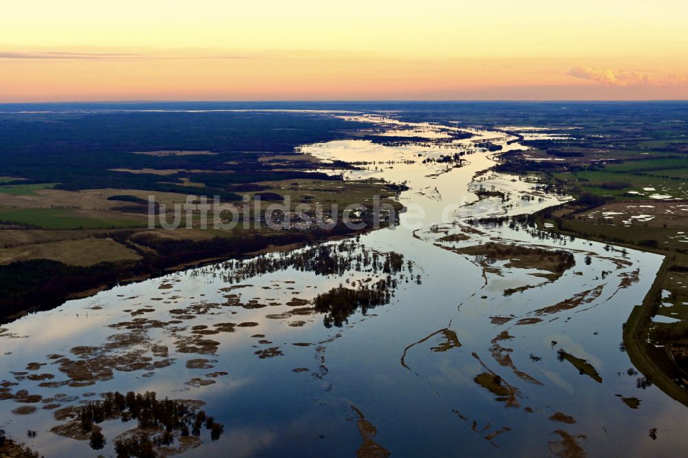 Czelin von oben - Überflutete Flutungswiesen am Hochwasser- Pegel führenden Flußbett der Oder in Czelin in Woiwodschaft Westpommern, Polen