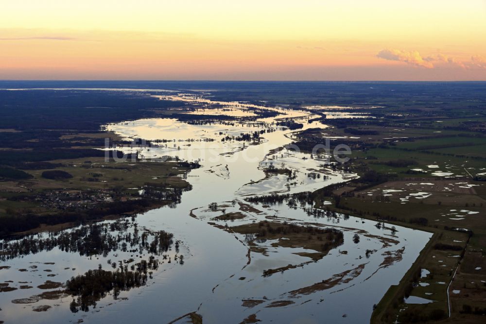 Czelin aus der Vogelperspektive: Überflutete Flutungswiesen am Hochwasser- Pegel führenden Flußbett der Oder in Czelin in Woiwodschaft Westpommern, Polen