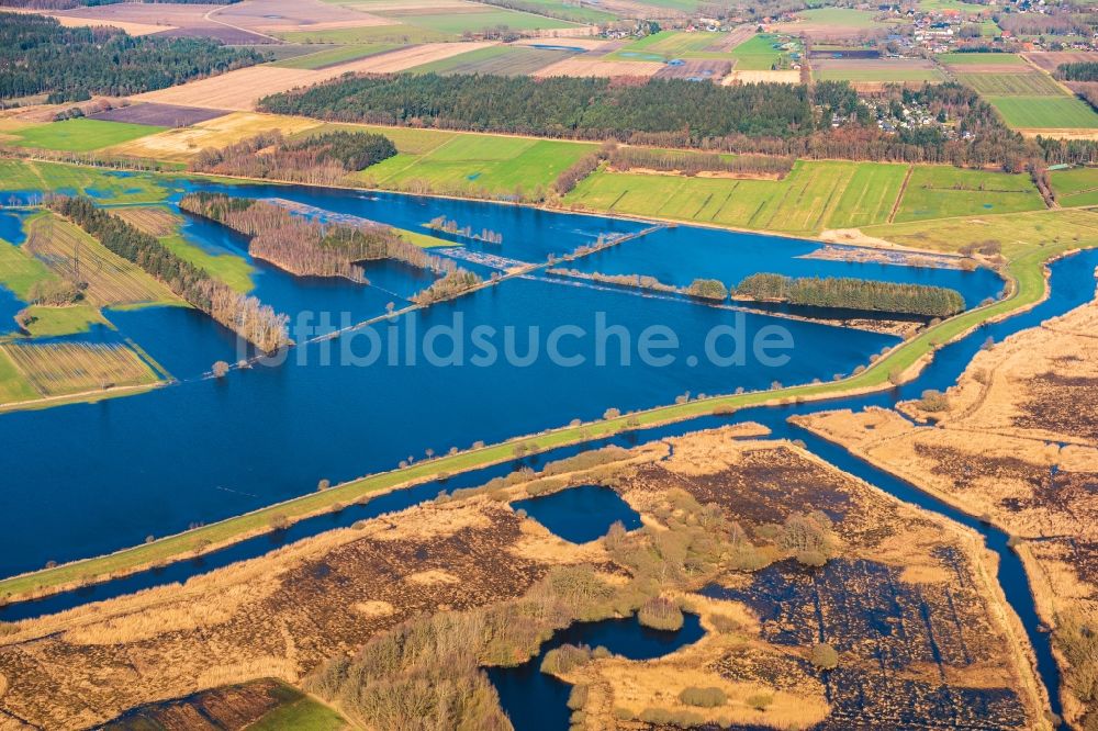 Luftbild Bremervörde - Überflutete Flutungswiesen am Hochwasser- Pegel führenden Flußbett der Oste in Bremervörde im Bundesland Niedersachsen, Deutschland