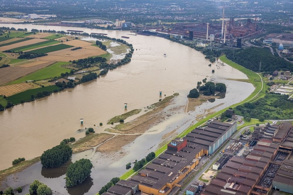 Luftbild Duisburg - Überflutete Flutungswiesen am Hochwasser- Pegel führenden Flußbett des Rhein an der Alsumer Rheinaue in Duisburg im Bundesland Nordrhein-Westfalen, Deutschland