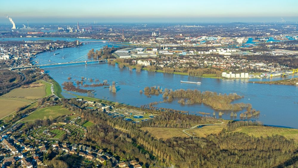 Luftbild Duisburg - Überflutete Flutungswiesen am Hochwasser- Pegel führenden Flußbett des Rhein im Ortsteil Bergheim in Duisburg im Bundesland Nordrhein-Westfalen, Deutschland