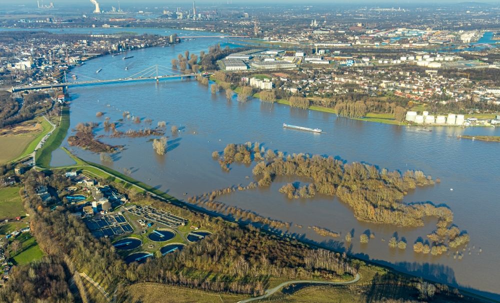 Luftaufnahme Duisburg - Überflutete Flutungswiesen am Hochwasser- Pegel führenden Flußbett des Rhein im Ortsteil Bergheim in Duisburg im Bundesland Nordrhein-Westfalen, Deutschland