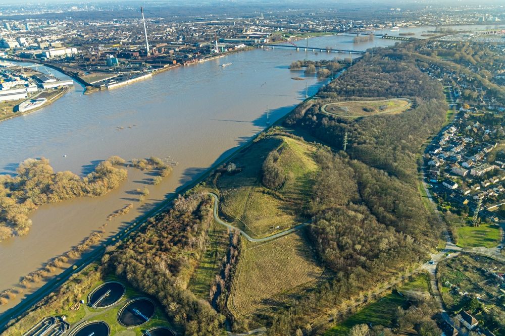 Duisburg von oben - Überflutete Flutungswiesen am Hochwasser- Pegel führenden Flußbett des Rhein im Ortsteil Bergheim in Duisburg im Bundesland Nordrhein-Westfalen, Deutschland