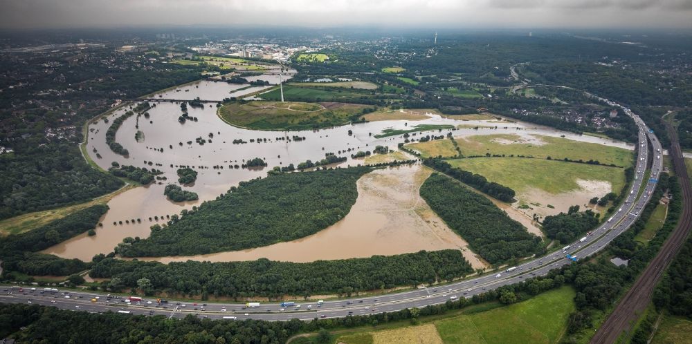 Luftbild Duisburg - Überflutete Flutungswiesen am Hochwasser- Pegel führenden Flußbett der Ruhr in Duisburg im Bundesland Nordrhein-Westfalen, Deutschland