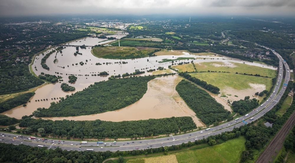 Luftaufnahme Duisburg - Überflutete Flutungswiesen am Hochwasser- Pegel führenden Flußbett der Ruhr in Duisburg im Bundesland Nordrhein-Westfalen, Deutschland