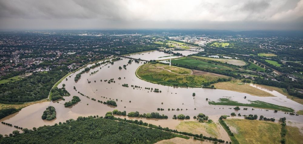 Luftbild Duisburg - Überflutete Flutungswiesen am Hochwasser- Pegel führenden Flußbett der Ruhr in Duisburg im Bundesland Nordrhein-Westfalen, Deutschland