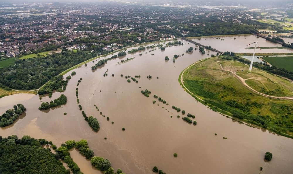 Luftaufnahme Duisburg - Überflutete Flutungswiesen am Hochwasser- Pegel führenden Flußbett der Ruhr in Duisburg im Bundesland Nordrhein-Westfalen, Deutschland