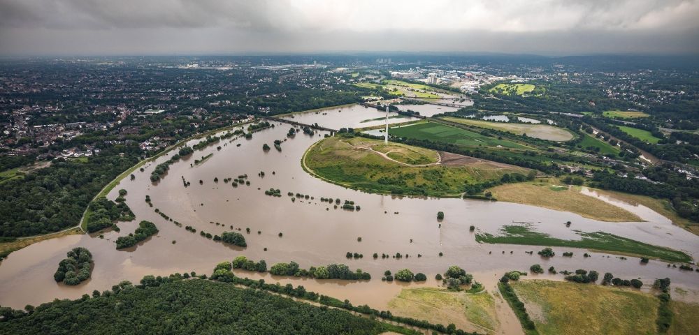 Duisburg von oben - Überflutete Flutungswiesen am Hochwasser- Pegel führenden Flußbett der Ruhr in Duisburg im Bundesland Nordrhein-Westfalen, Deutschland