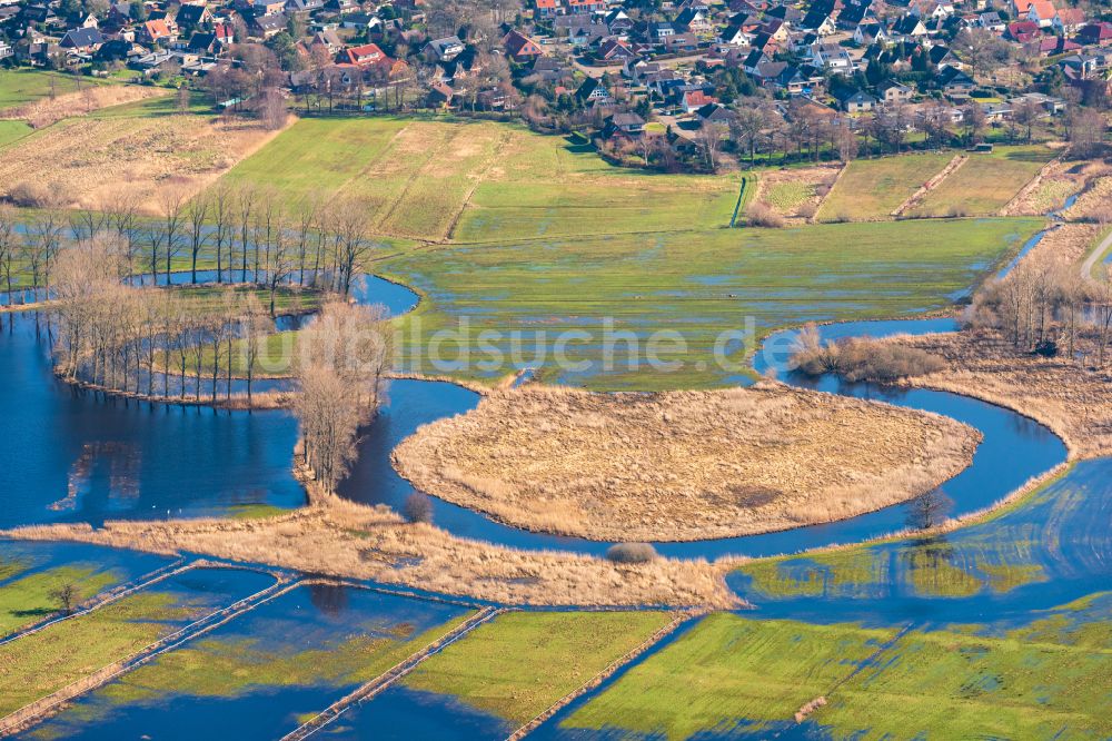 Luftaufnahme Stade - Überflutete Flutungswiesen am Hochwasser- Pegel führenden Flußbett der Schwinge in Stade im Bundesland Niedersachsen, Deutschland