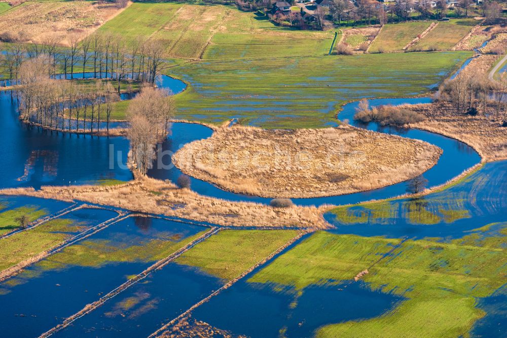 Luftbild Stade - Überflutete Flutungswiesen am Hochwasser- Pegel führenden Flußbett der Schwinge in Stade im Bundesland Niedersachsen, Deutschland