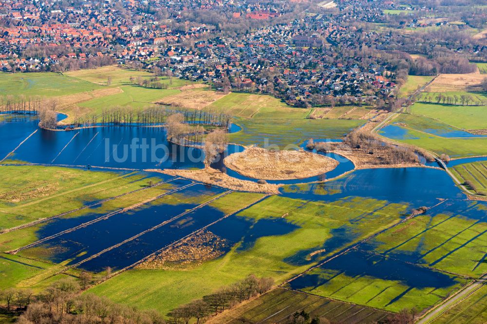 Luftaufnahme Stade - Überflutete Flutungswiesen am Hochwasser- Pegel führenden Flußbett der Schwinge in Stade im Bundesland Niedersachsen, Deutschland