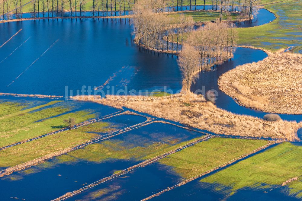 Luftbild Stade - Überflutete Flutungswiesen am Hochwasser- Pegel führenden Flußbett der Schwinge in Stade im Bundesland Niedersachsen, Deutschland
