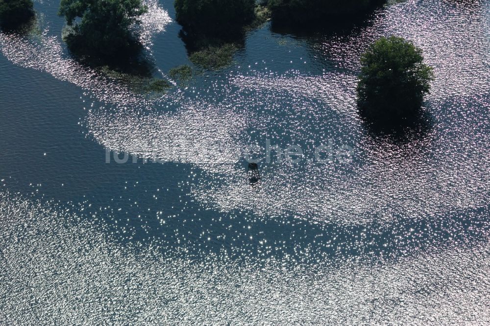 Havelberg aus der Vogelperspektive: Überflutete Flutungswiesen am Hochwasser- Pegel führenden Flußbett der Unteren Havel in Havelberg im Bundesland Sachsen-Anhalt, Deutschland