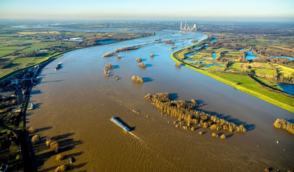 Luftbild Duisburg - Überflutete Flutungswiesen des Rhein im Ortsteil Alt-Walsum in Duisburg im Bundesland Nordrhein-Westfalen, Deutschland