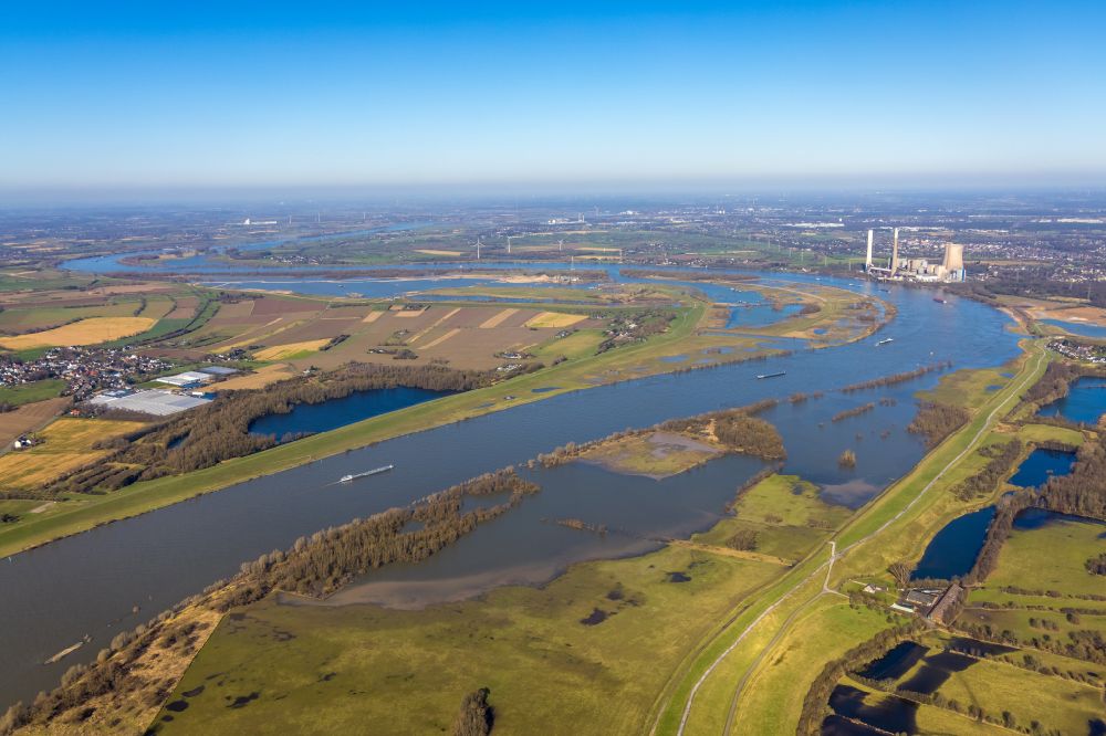 Luftbild Duisburg - Überflutete Flutungswiesen des Rhein im Ortsteil Alt-Walsum in Duisburg im Bundesland Nordrhein-Westfalen, Deutschland
