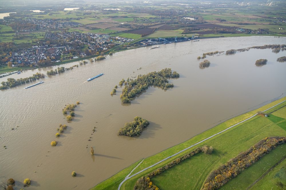 Luftaufnahme Duisburg - Überflutete Wiesen im Flussverlauf des Rhein im Ortsteil Alt-Walsum in Duisburg im Bundesland Nordrhein-Westfalen, Deutschland