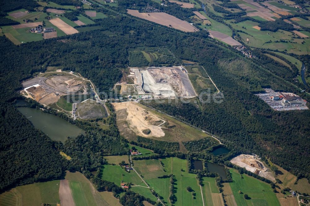 Luftaufnahme Hünxe - Berg der aufgeschütteten Mülldeponie der Hermann Nottenkämper GmbH in Hünxe im Bundesland Nordrhein-Westfalen, Deutschland