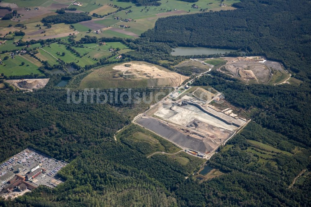 Luftbild Hünxe - Berg der aufgeschütteten Mülldeponie der Hermann Nottenkämper GmbH in Hünxe im Bundesland Nordrhein-Westfalen, Deutschland